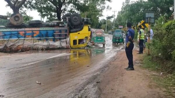 সাতকানিয়ায় ট্রাক-নোহা সংঘর্ষে আহত ২