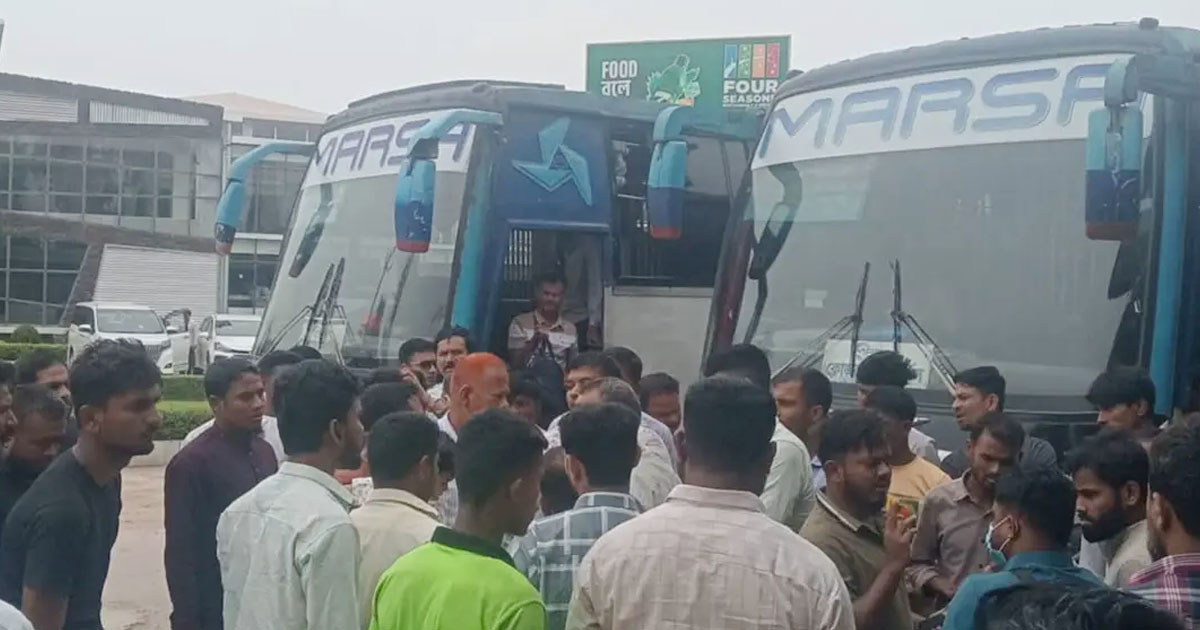 লোহাগাড়ায় মারছা পরিবহনের গাড়ি আটকে বিক্ষোভ